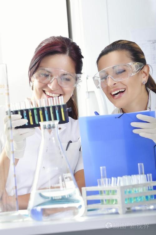 科学家在化学实验室解决方案蒸馏后观察的蓝色黄色绿色指示器颜色转变